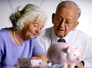 Dvojice seniorů počítá našetřené peníze