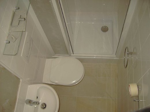 Sprchový kout a wc