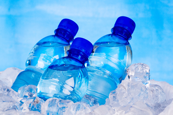 plastové láhve vody v ledu