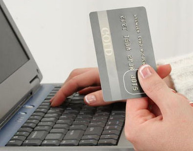 Ruka na klávesnici s platební kartou