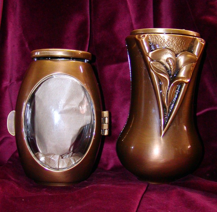 Souprava bronzová (svítilna, váza) 2