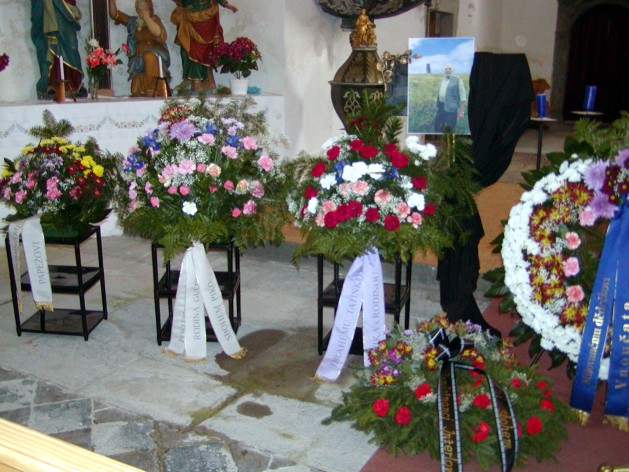 Foto z pohřebního obřadu s květinami