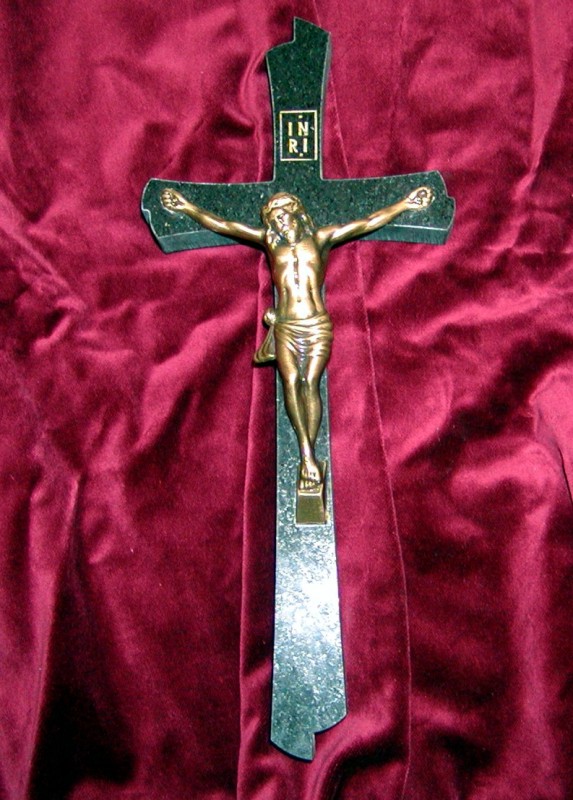 Kříž s bronzovým Ježíšem