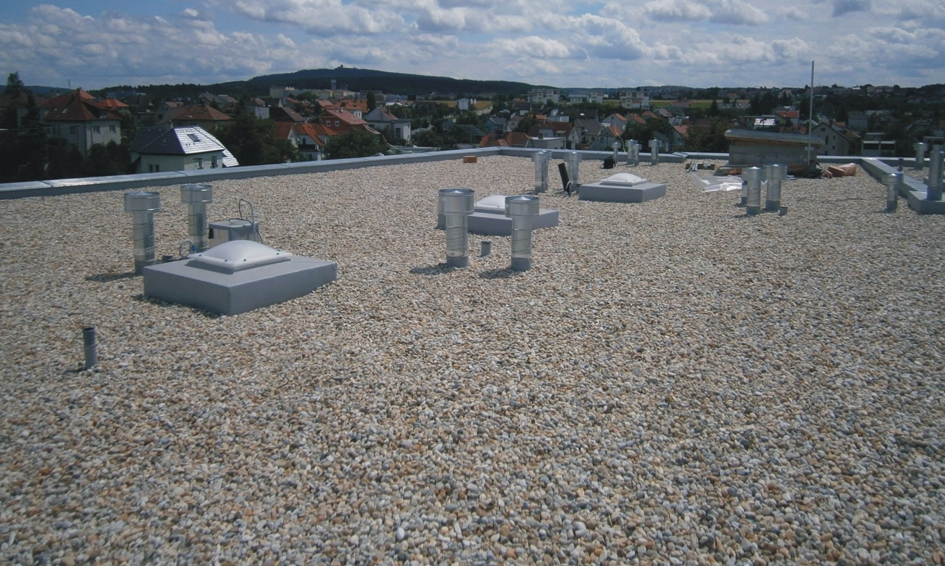 Střechy přitížené kamenivem