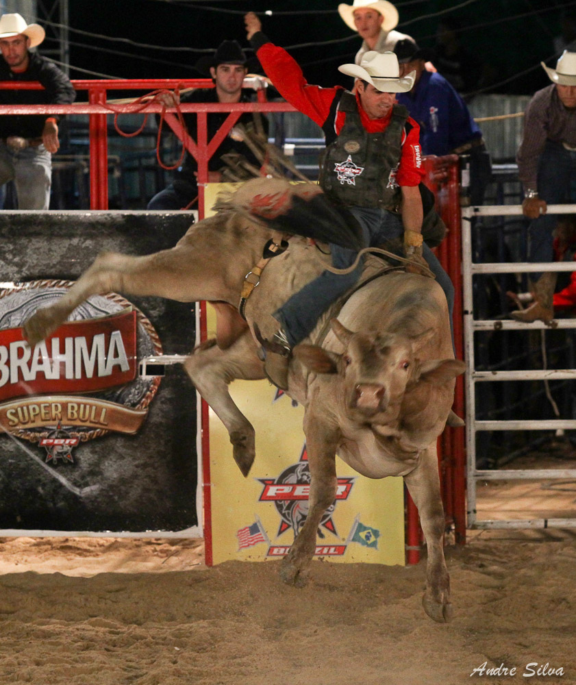 Peão de rodeios brasileiro sofre parada cardíaca no Texas - AcheiUSA