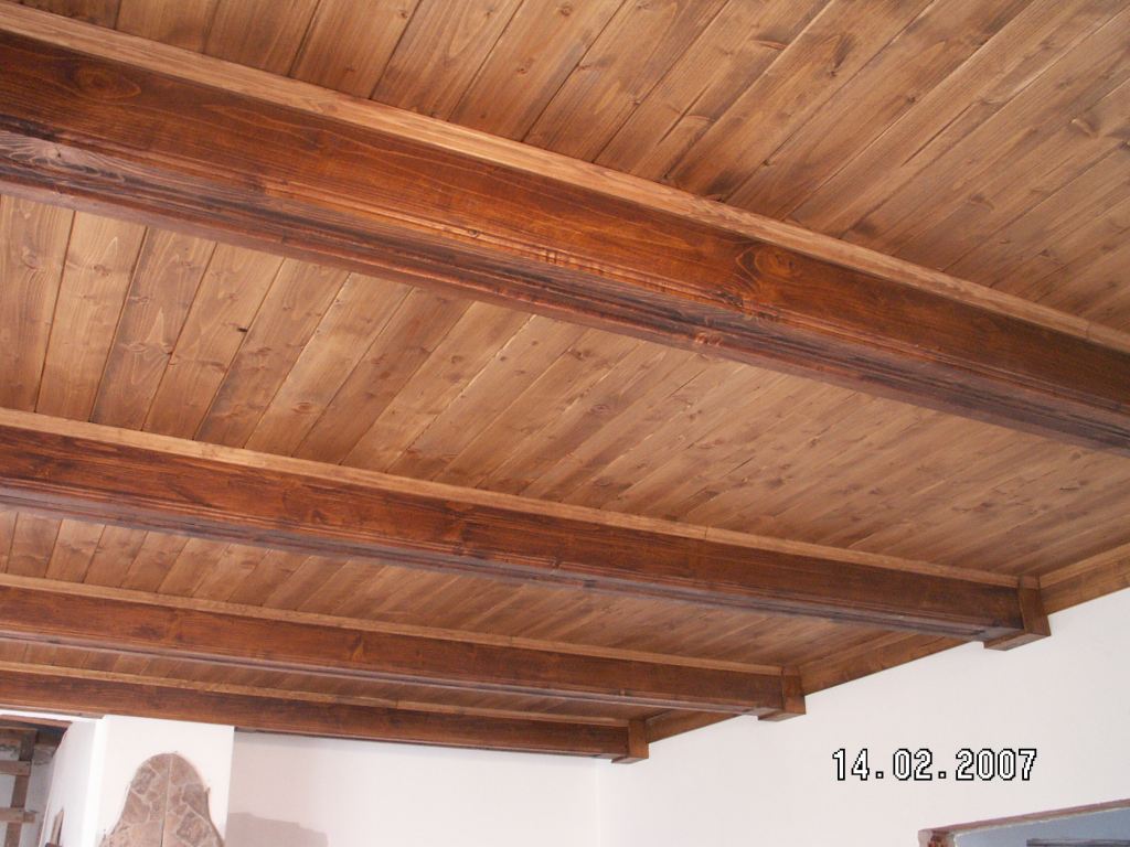 foto dřevěného stropu