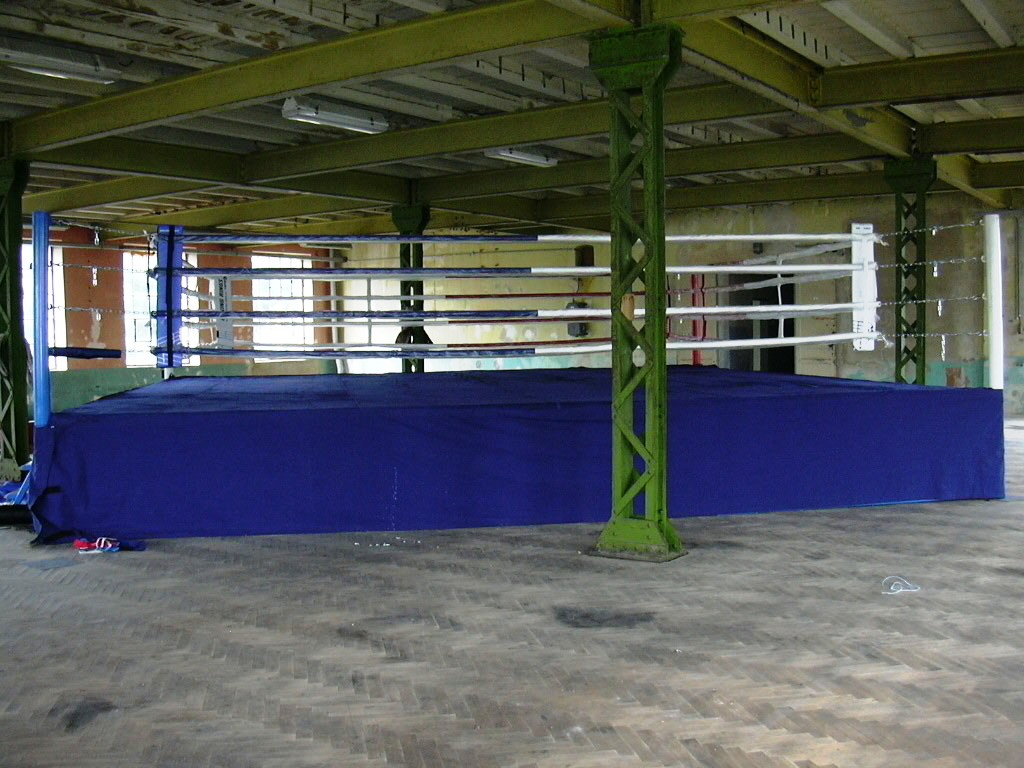 Kompletní ring v hale Karnola