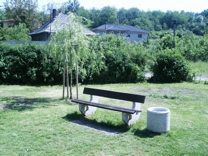 zahrada s lavičkou