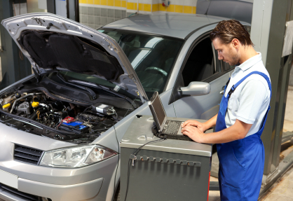 automechanik při kontrole auta